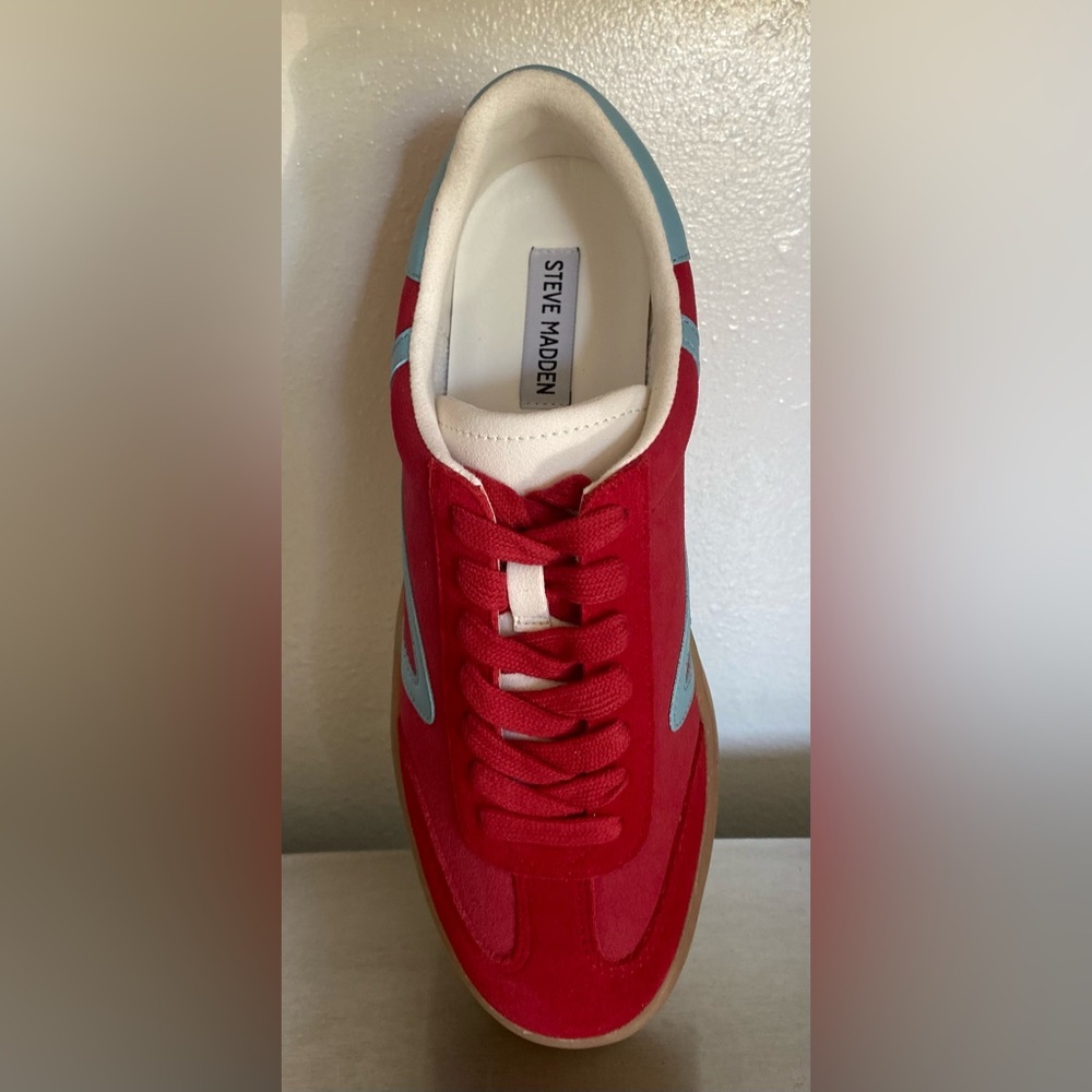 STEVE MADDEN WOMENS RED AND BLUE SNEAKERS